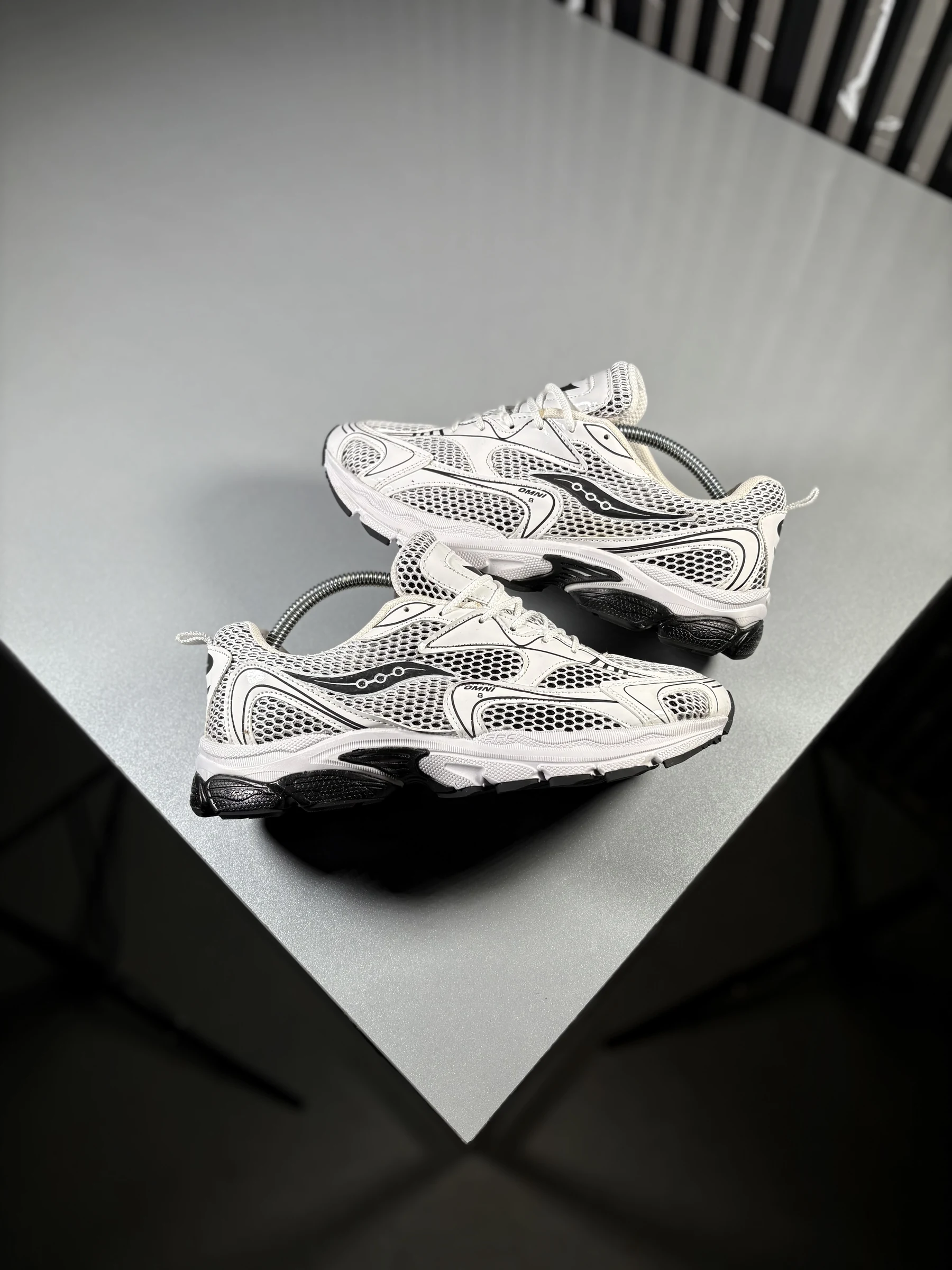 Comfortable-running-shorts-white-and-black-code-2124-heroshoop.webp کتونی رانینگ راحتی ساکنی سفید مشکی / کد 2124 (کیفیت درحد مستر) - Image 1