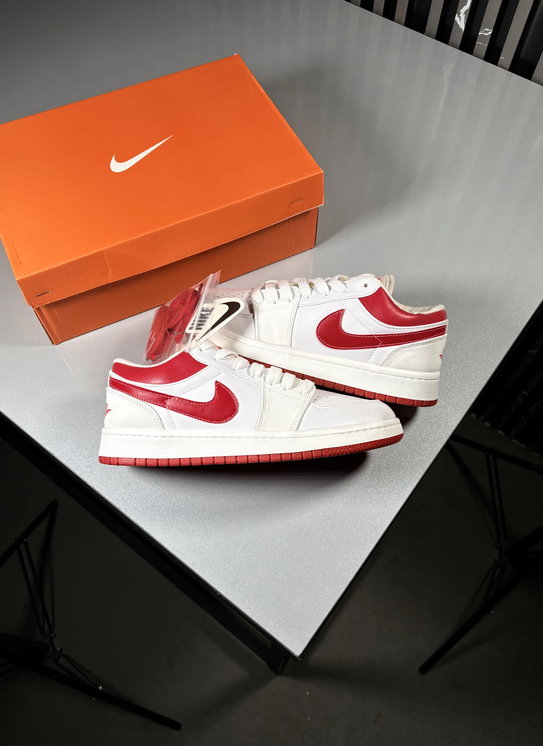 Jordan-One-White-Red-heroshoop.webp کتونی نایک جردن وان سفید قرمز ساق کوتاه / کد 2631 - Image 1