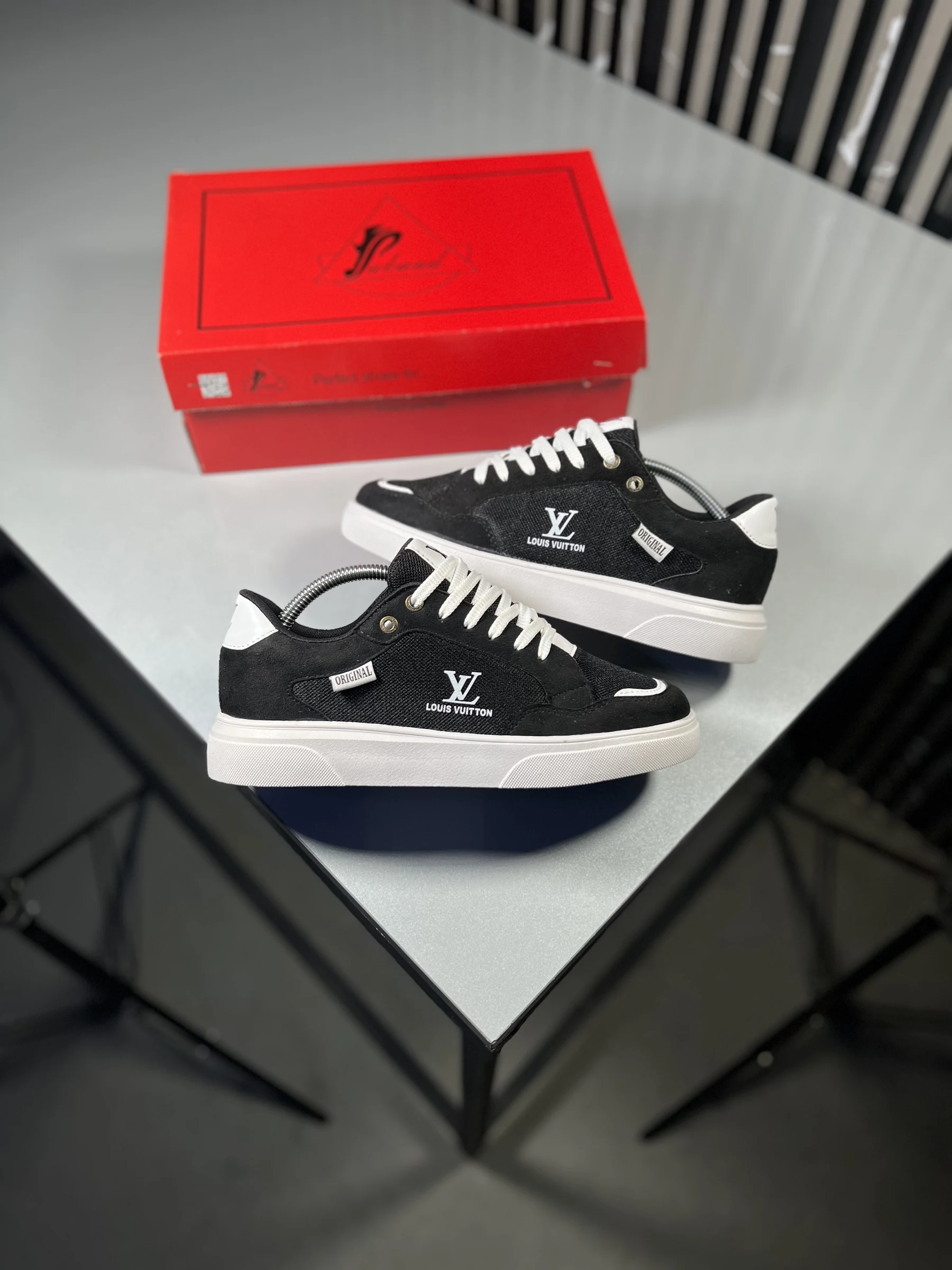 Louis-Vuitton-Vance-sneakers-black-heroshoop.webp کفش ساده ونس مدل لویی ویتون Louis Vuitton / رنگ مشکی سفید / کد 2636 - Image 1