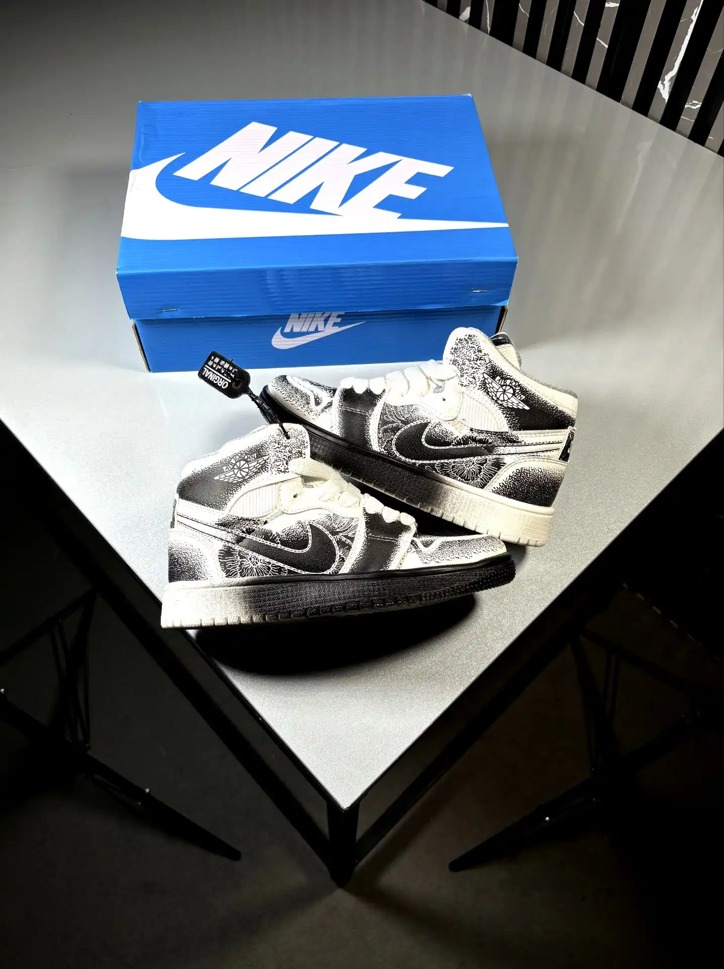 Nike-Familia-sneakers-black-and-white-heroshoop.webp کتونی نایک جردن وان ساقدار مدل فامیلیا رنگ مشکی سفید / کد 2611 - Image 1