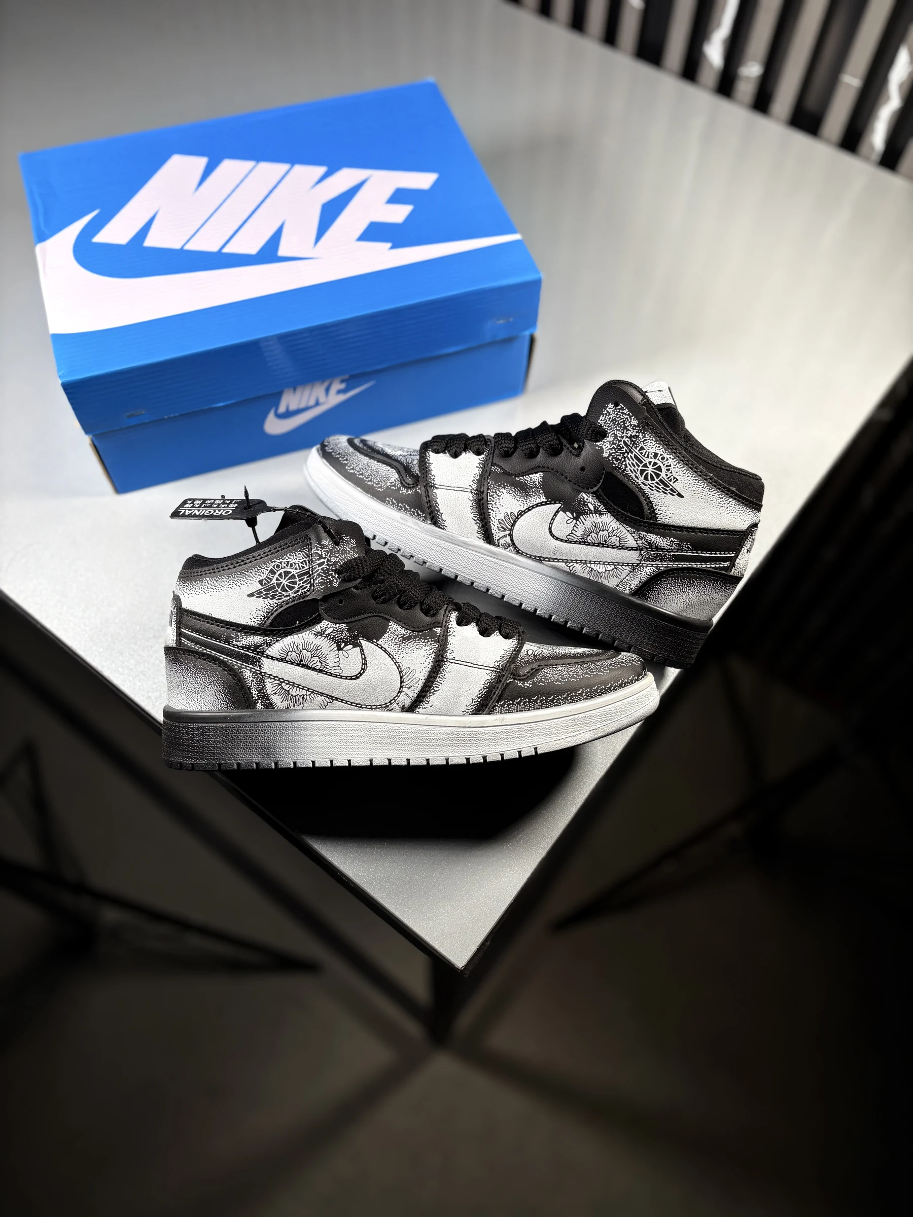 Nike-Jordan-One-Familia-Sneakers-Low-Top-White-Black-heroshoop.webp کتونی نایک جردن وان فامیلیا ساقدار / سفید مشکی / 2610 - Image 1