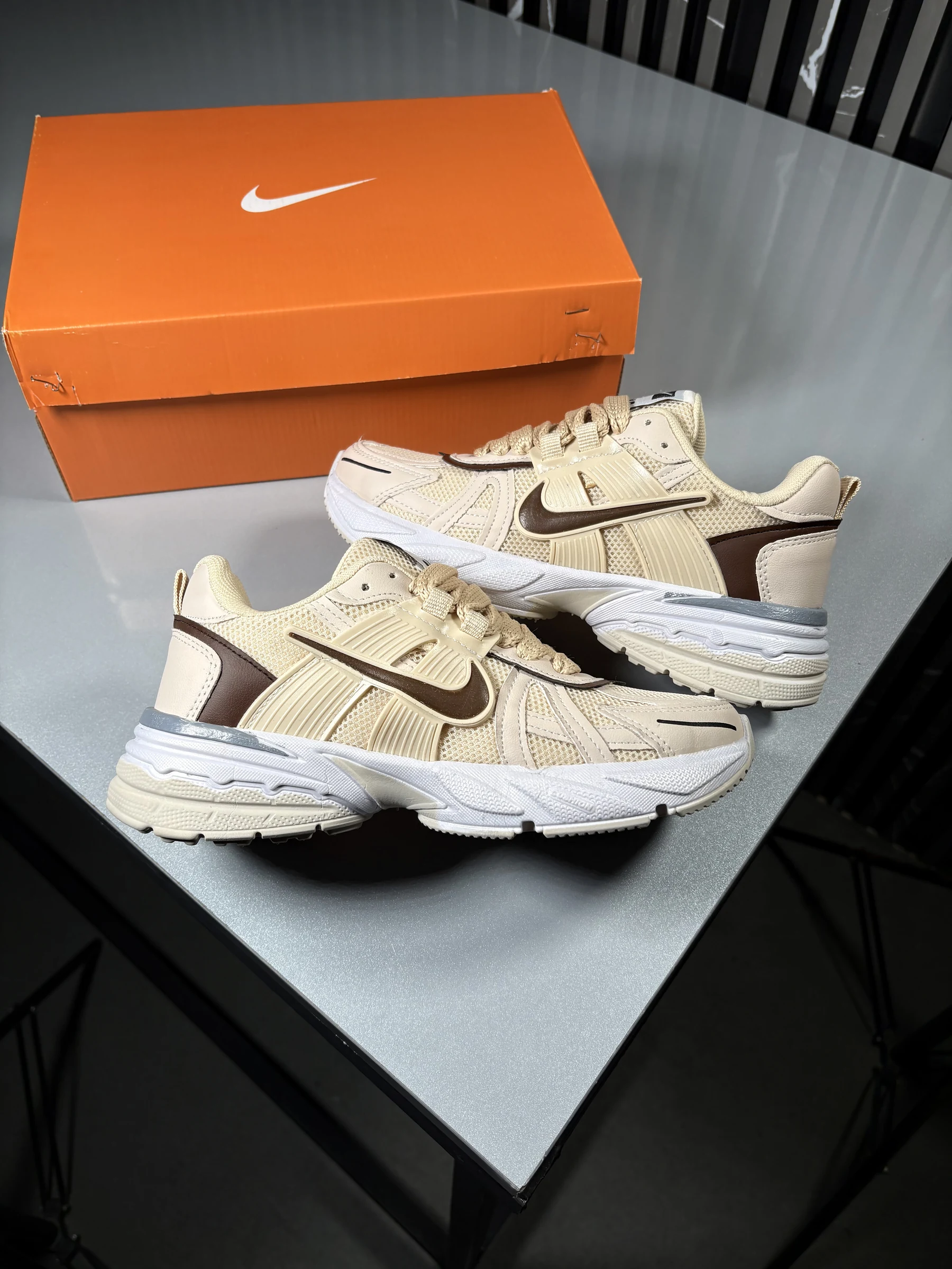 Nike-V2-Comfort-Sneakers-Cream-Brown-heroshoop.webp کتونی رانینگ و راحتی نایک وی تو کی v2k / رنگ کرم قهوه ای / کد 2605 - Image 1