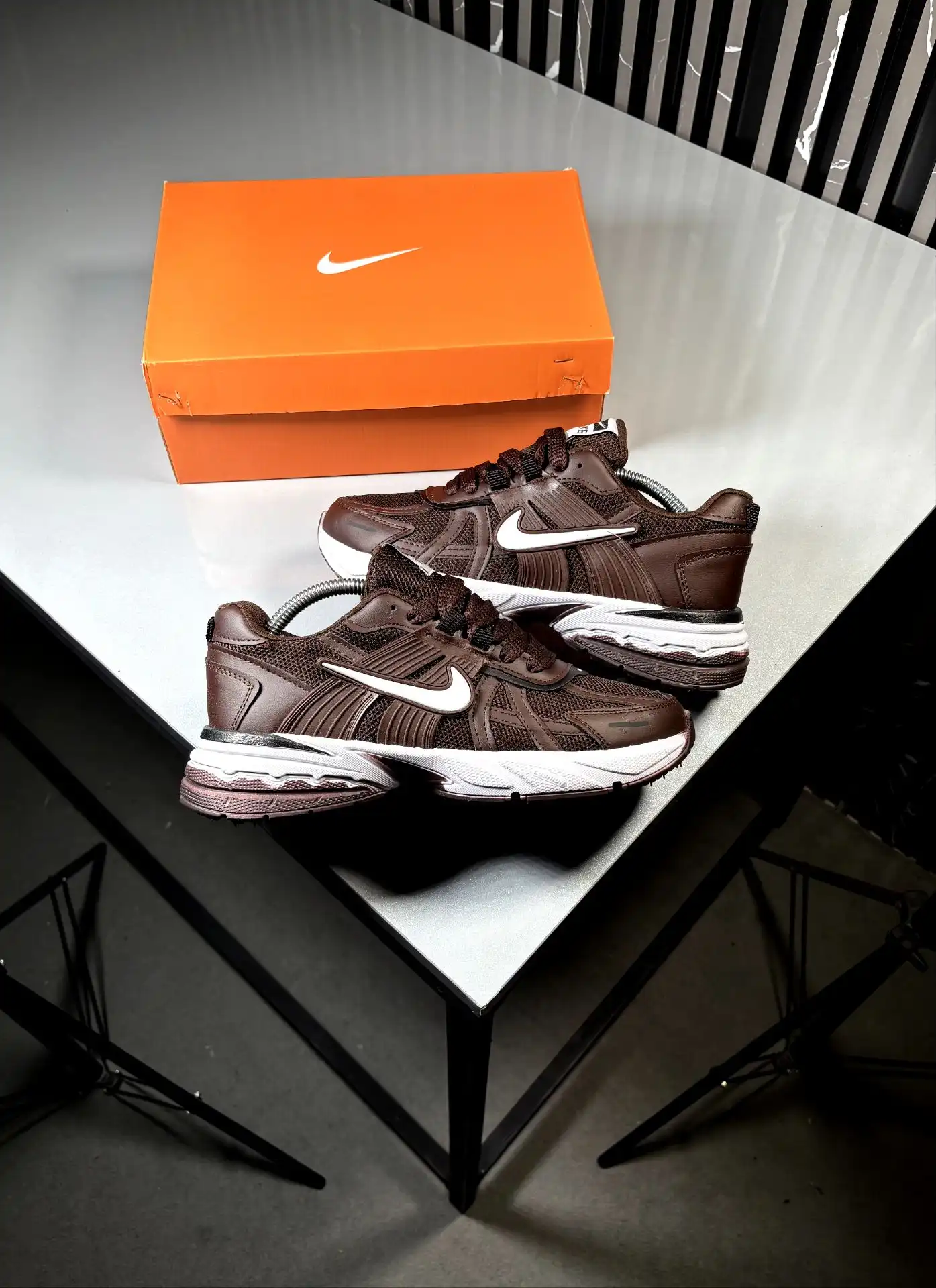 Nike-V2K-Running-Shoes-Brown-heroshoop.webp کتونی رانینگ راحتی نایک وی تو کی v2k رنگ قهوه ای / کد 2607 - Image 1