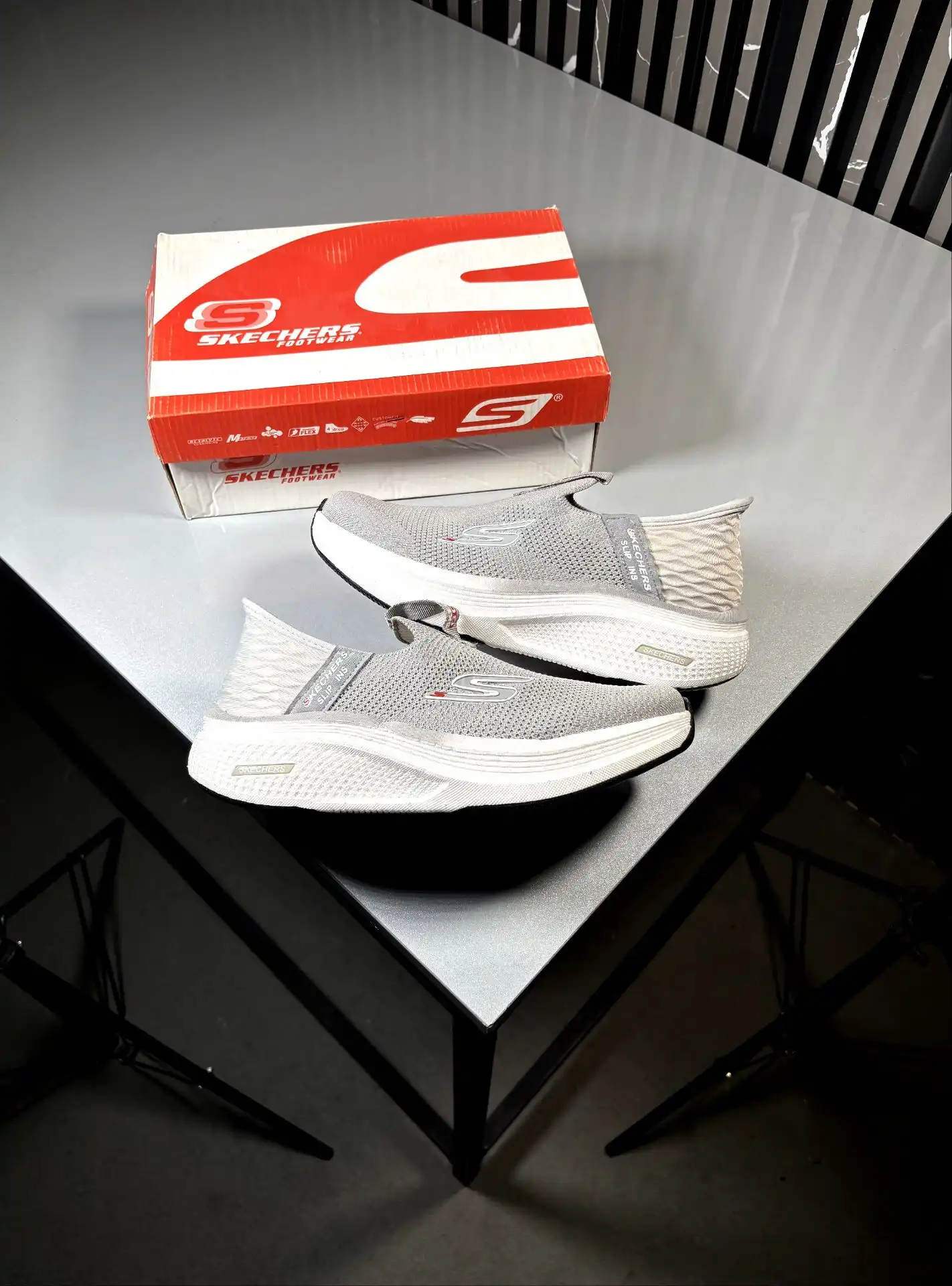 Skechers-sneakers-gray-and-white-heroshoop.webp کتونی رانینگ و راحتی اسکیچرز زیره کربن اولترا بوست / رنگ طوسی زیره سفید / کد 2642 - Image 1