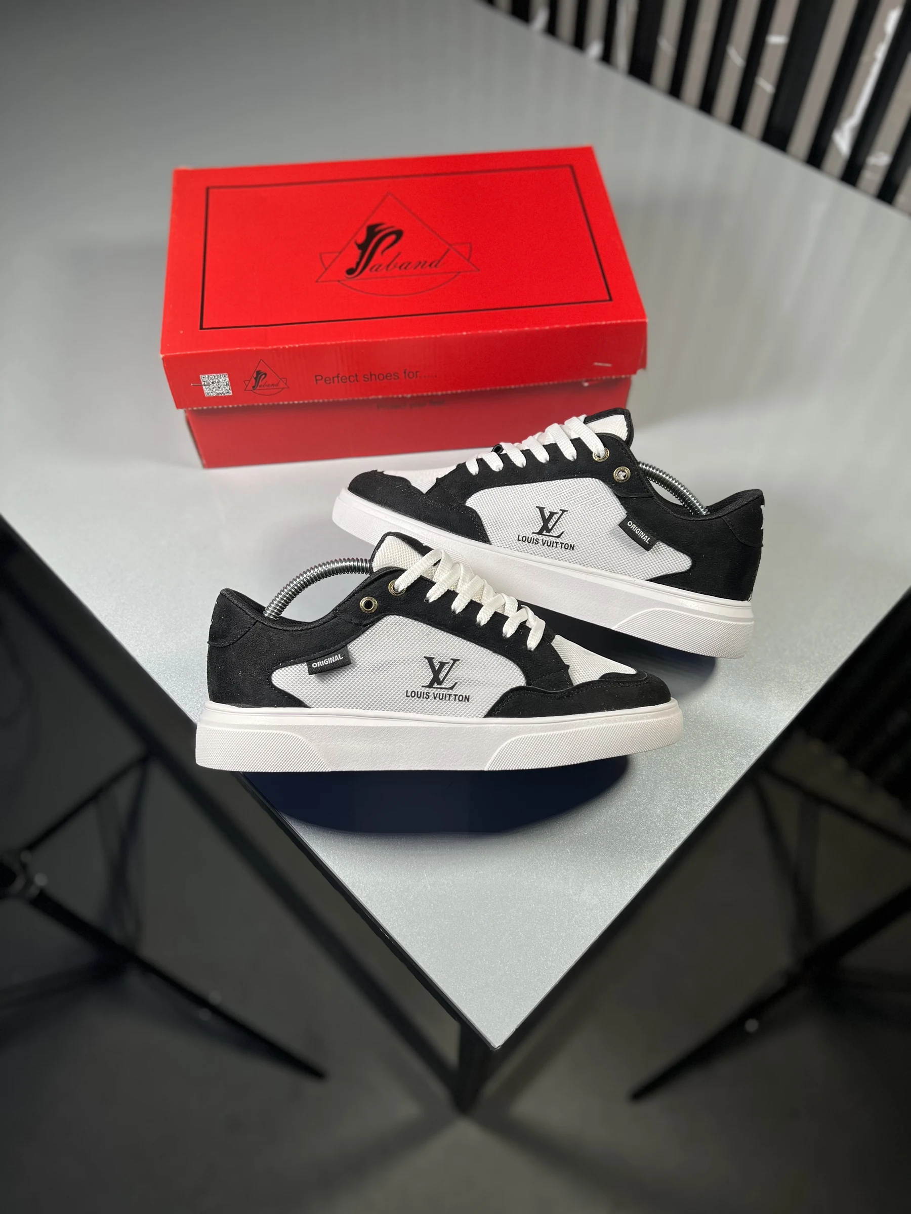 Vance-Louis-Vuitton-black-and-white-cotton-heroshoop.webp کفش ساده ونس لویی ویتون Louis Vuitton / رنگ سفید مشکی / کد 2639 - Image 1