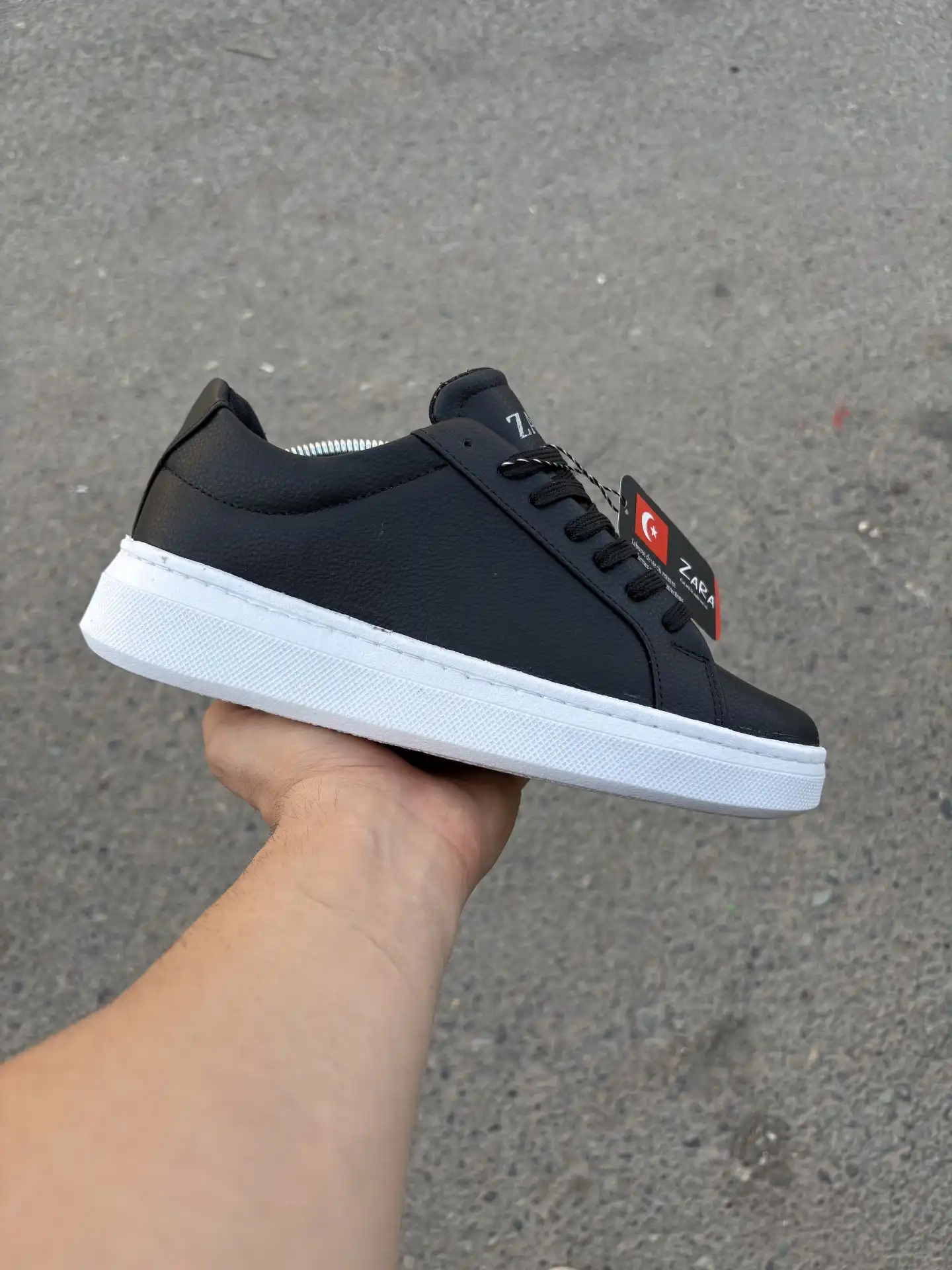 Zara-model-Vans-sneakers-black-with-white-sole-heroshoop.webp کفش ساده ونس زارا مشکی سفید / کد 4026 - Image 1