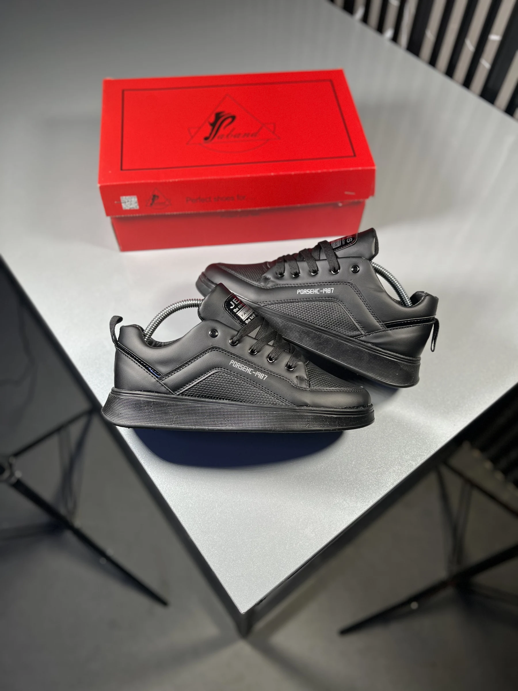Vans-style simple sporty shoes (Porsche model), available in large sizes (37–47) All-black www.heroshoop.com view 1 Vans-style-simple-sporty-shoes-Porsche-model-available-in-large-sizes-37–47-All-black-www.heroshoop.com-view-1.webp